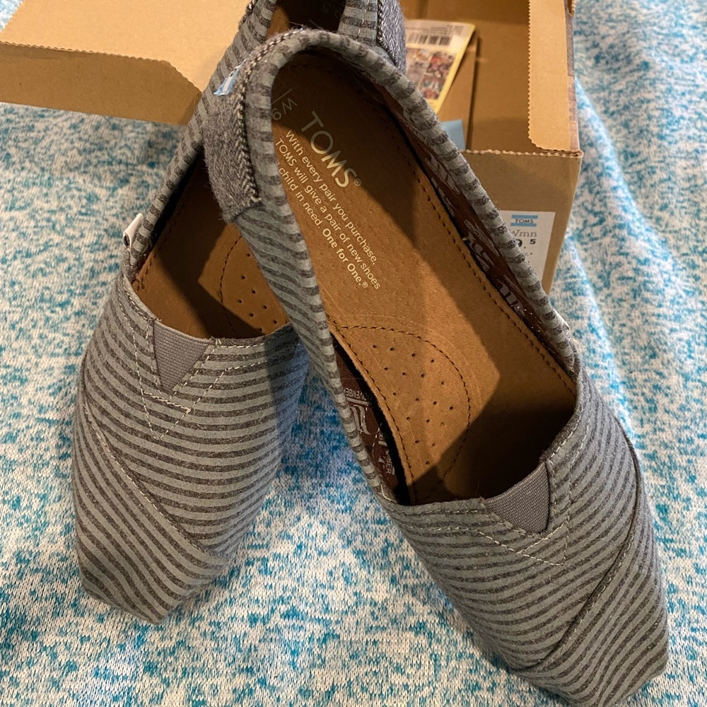 Toms Gray Flats with Ribbed Texture
